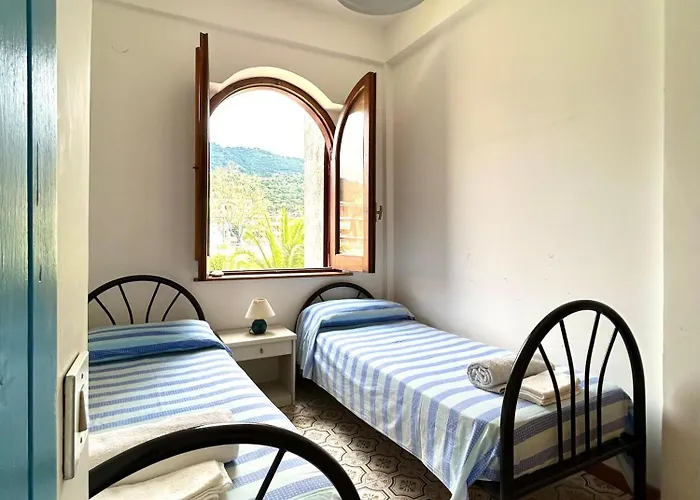 Vista Mare Su Tre Piani Con Giardino Semesterbostad Falerna