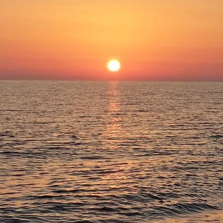 Holiday home Beachfront With Private Access - Free Parking *