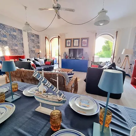 Vista Mare Su Tre Piani Con Giardino Falerna