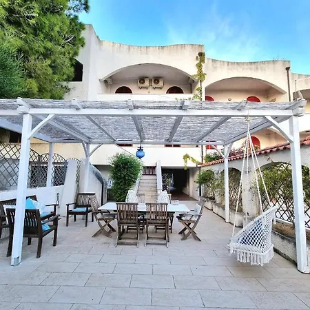 Holiday home Vista Mare Su Tre Piani Con Giardino Falerna