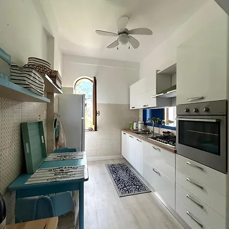 Vista Mare Su Tre Piani Con Giardino Holiday home *