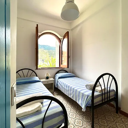 Vista Mare Su Tre Piani Con Giardino Nyaraló Falerna