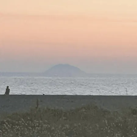 Beachfront With Private Access - Free Parking Casa vacanze Falerna