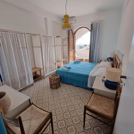 Beachfront With Private Access - Free Parking *