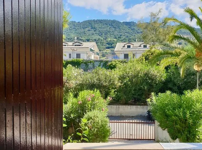 Vista Mare Su Tre Piani Con Giardino * Falerna